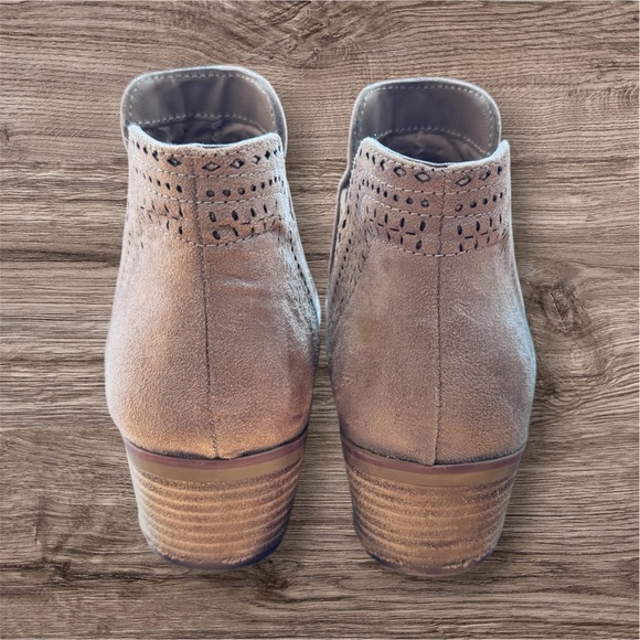 MIA light brown suede booties size 7 1/2 EUC. - Picture 4 of 6